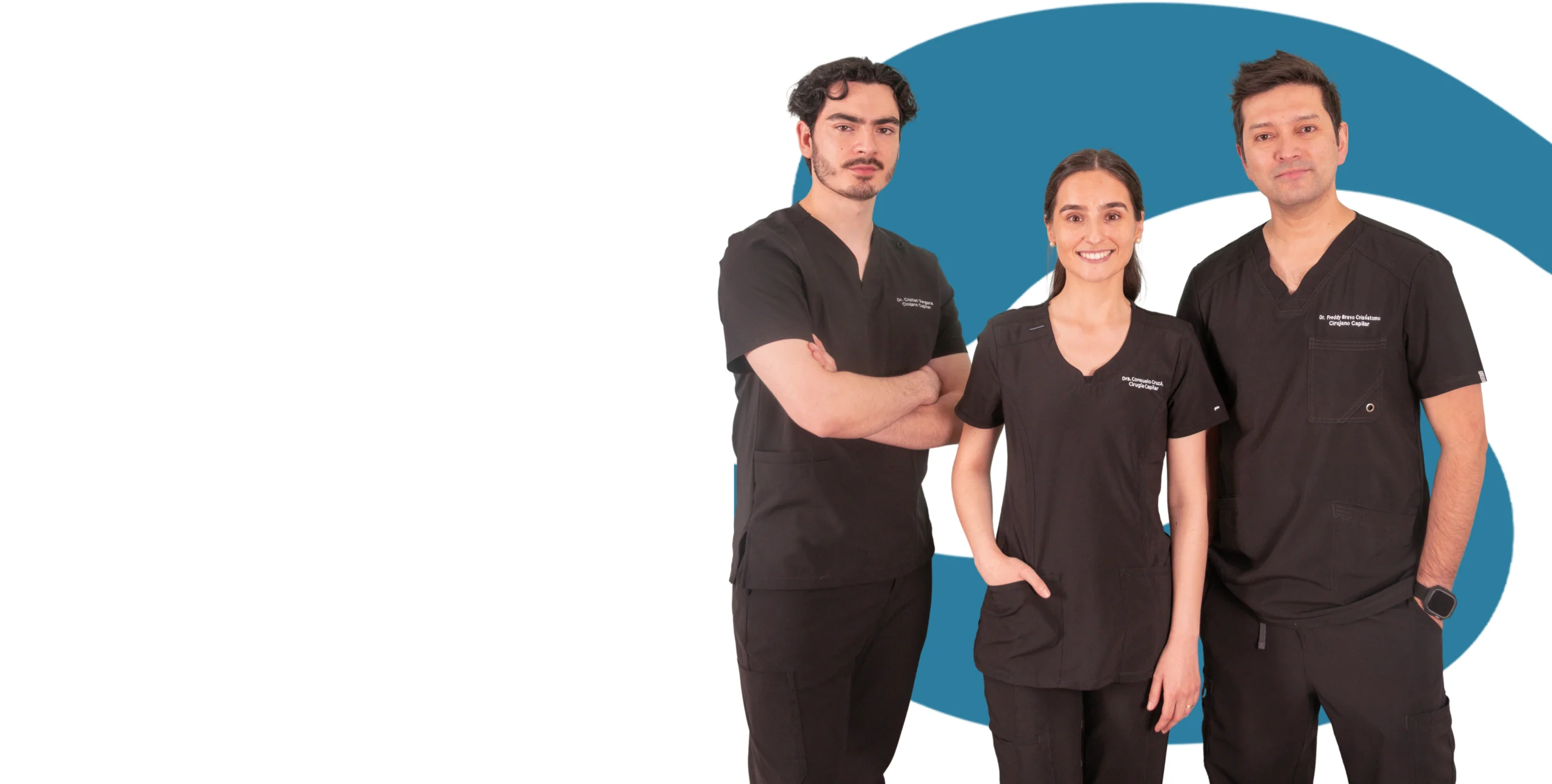 Equipo médico de Bravo Hair Institute posando con uniforme clínico, especializado en salud capilar